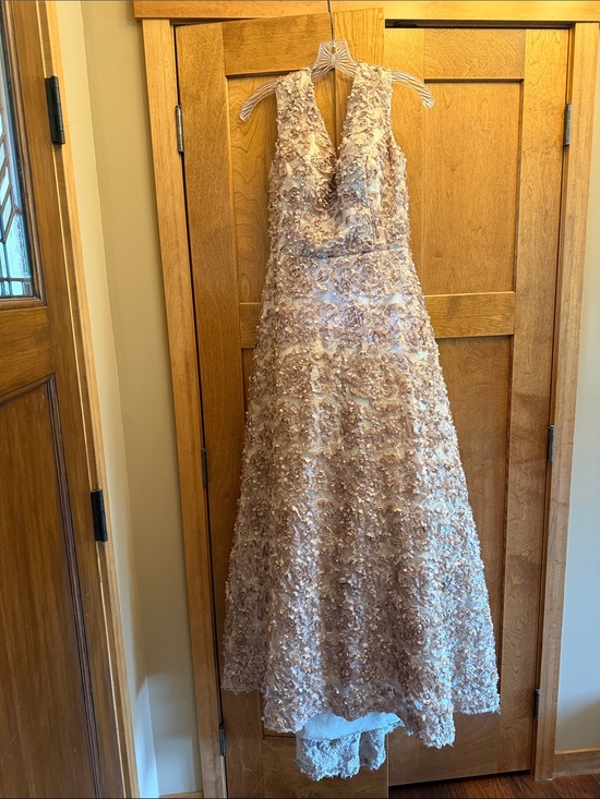 Dresses & Skirts - Beautiful Appliqué Floral V-Neck A-Line Wedding Dress in Cream Champaign size 4
